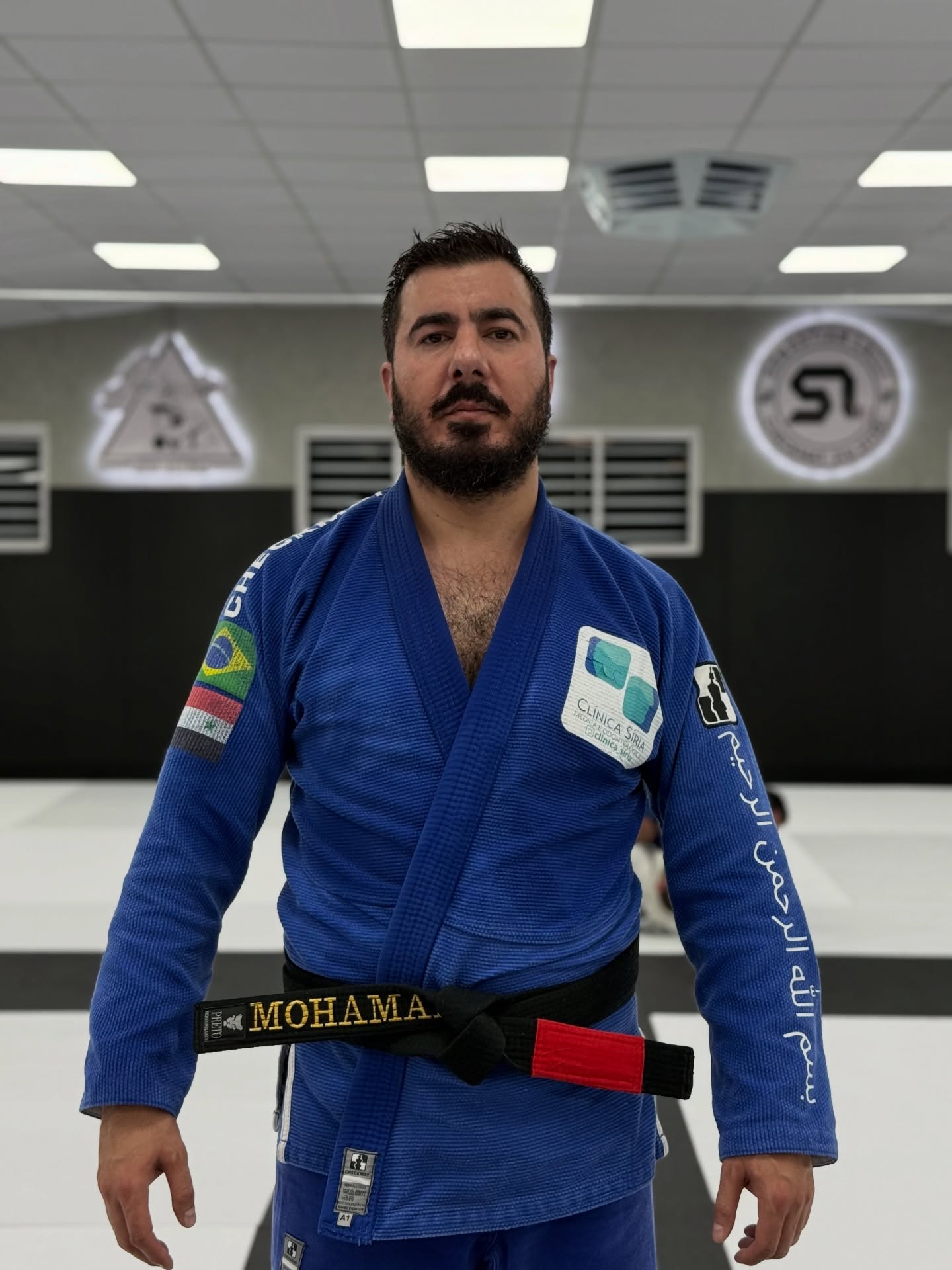 Dr. Mohamad Feras Al-Lahham em quimono azul e faixa-preta de jiu-jitsu