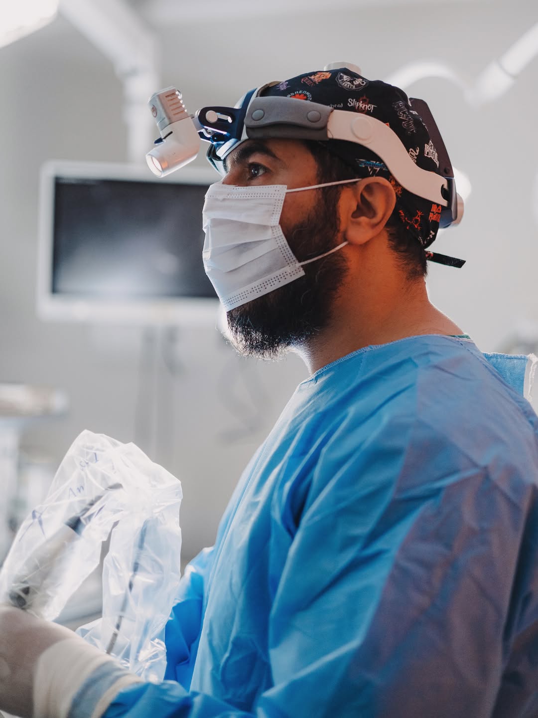 Dr. Mohamad Feras Al-Lahham de perfil no centro cirúrgico
